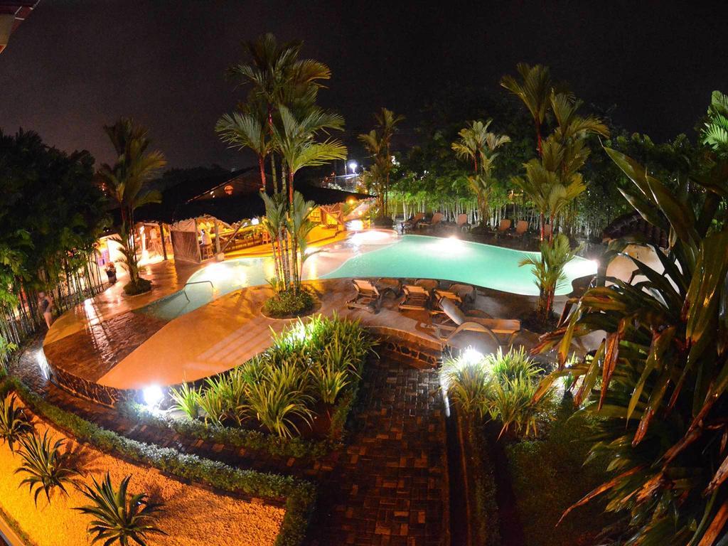 Arenal Backpackers Resort La Fortuna Luaran gambar The pool at night