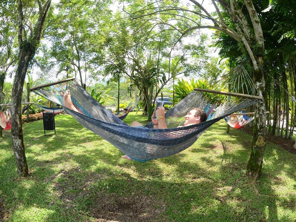 Arenal Backpackers Resort La Fortuna Luaran gambar Hammock in the park