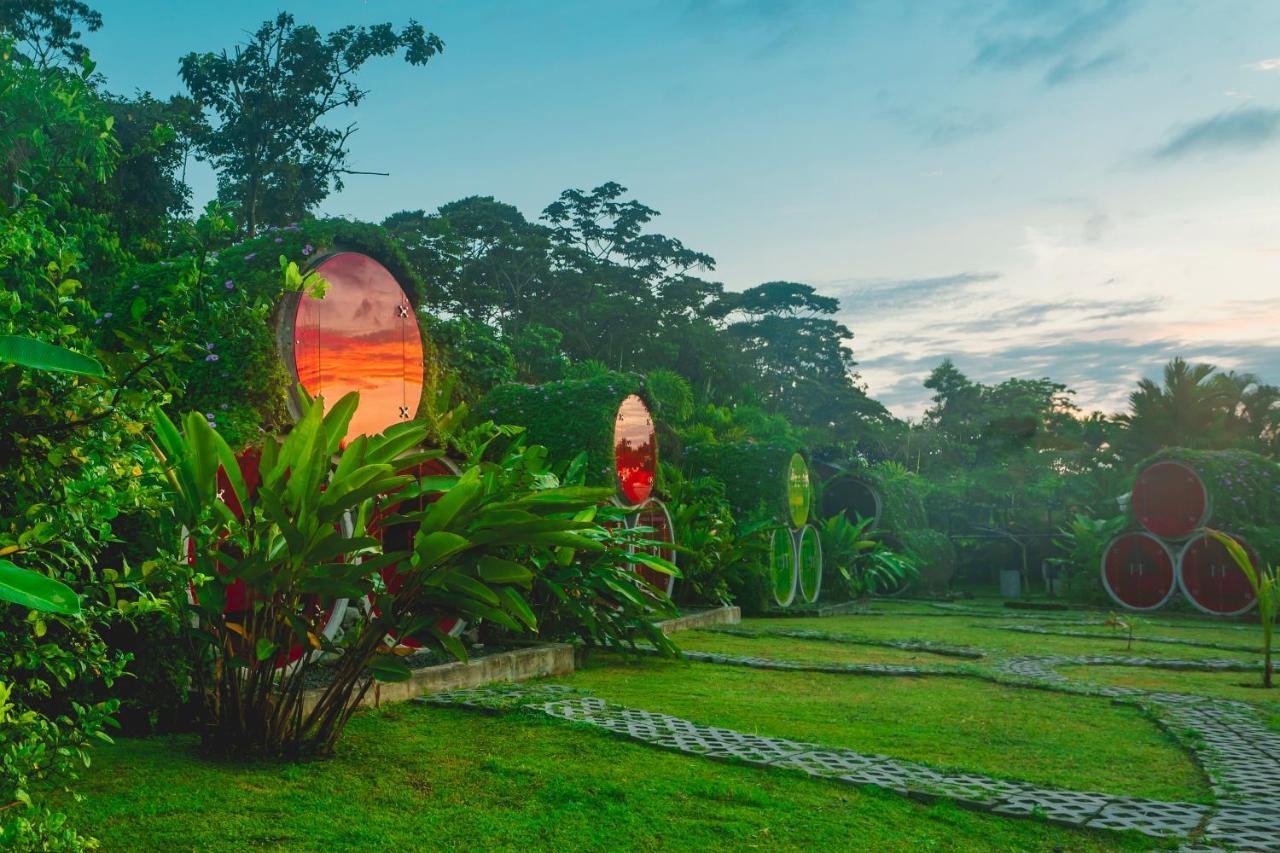 Arenal Backpackers Resort La Fortuna Luaran gambar The "Garden of the Sun" at the resort