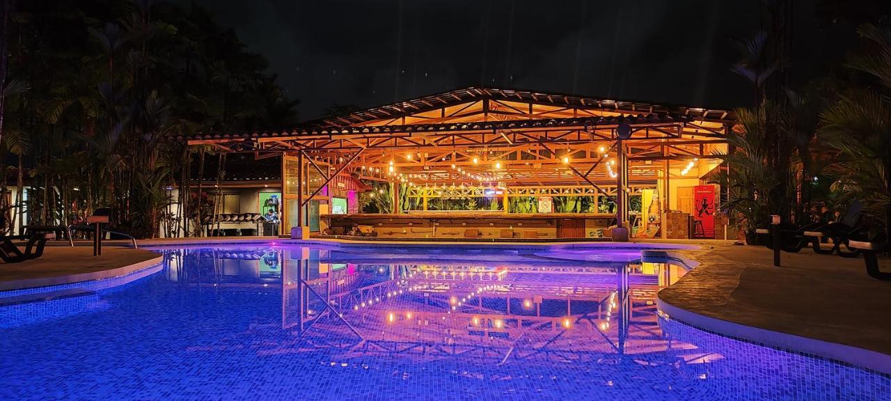Arenal Backpackers Resort La Fortuna Luaran gambar The pool at the resort