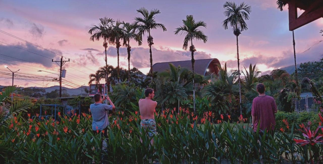 Arenal Backpackers Resort La Fortuna Luaran gambar Sunset at the Dole Cannery