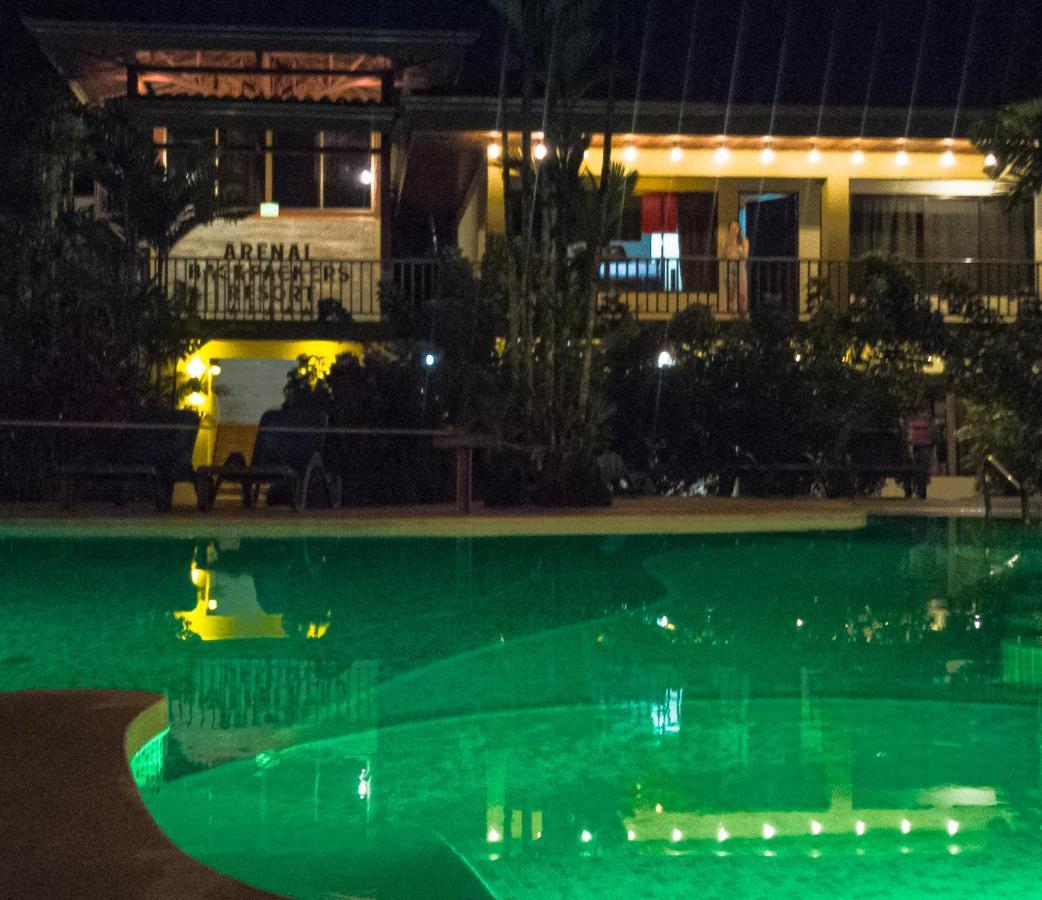 Arenal Backpackers Resort La Fortuna Luaran gambar The pool at the hotel