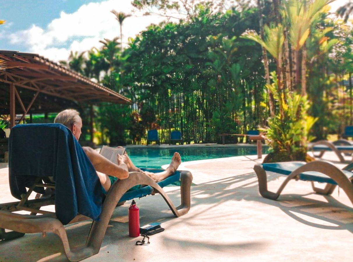Arenal Backpackers Resort La Fortuna Luaran gambar A man relaxing at a resort