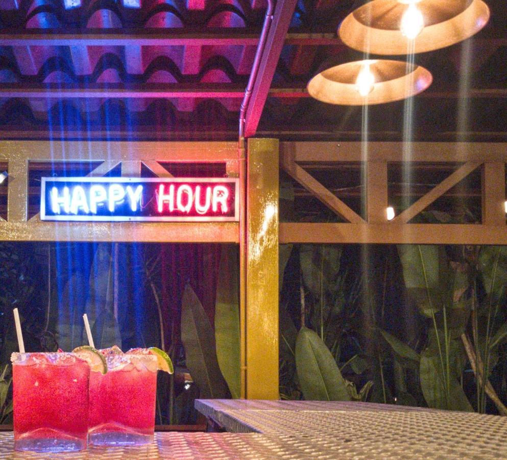 Arenal Backpackers Resort La Fortuna Luaran gambar Happy hour sign