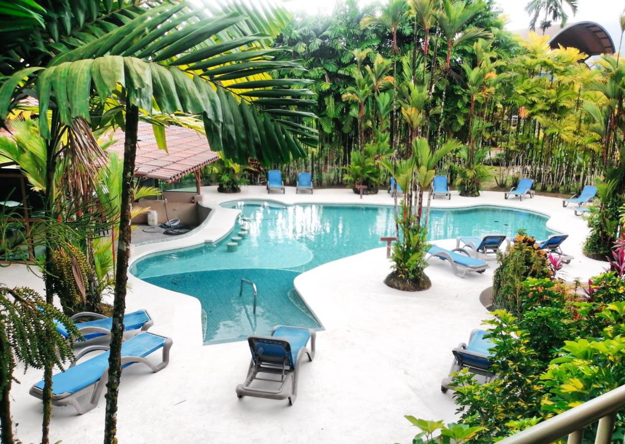 Arenal Backpackers Resort La Fortuna Luaran gambar The swimming pool at the resort