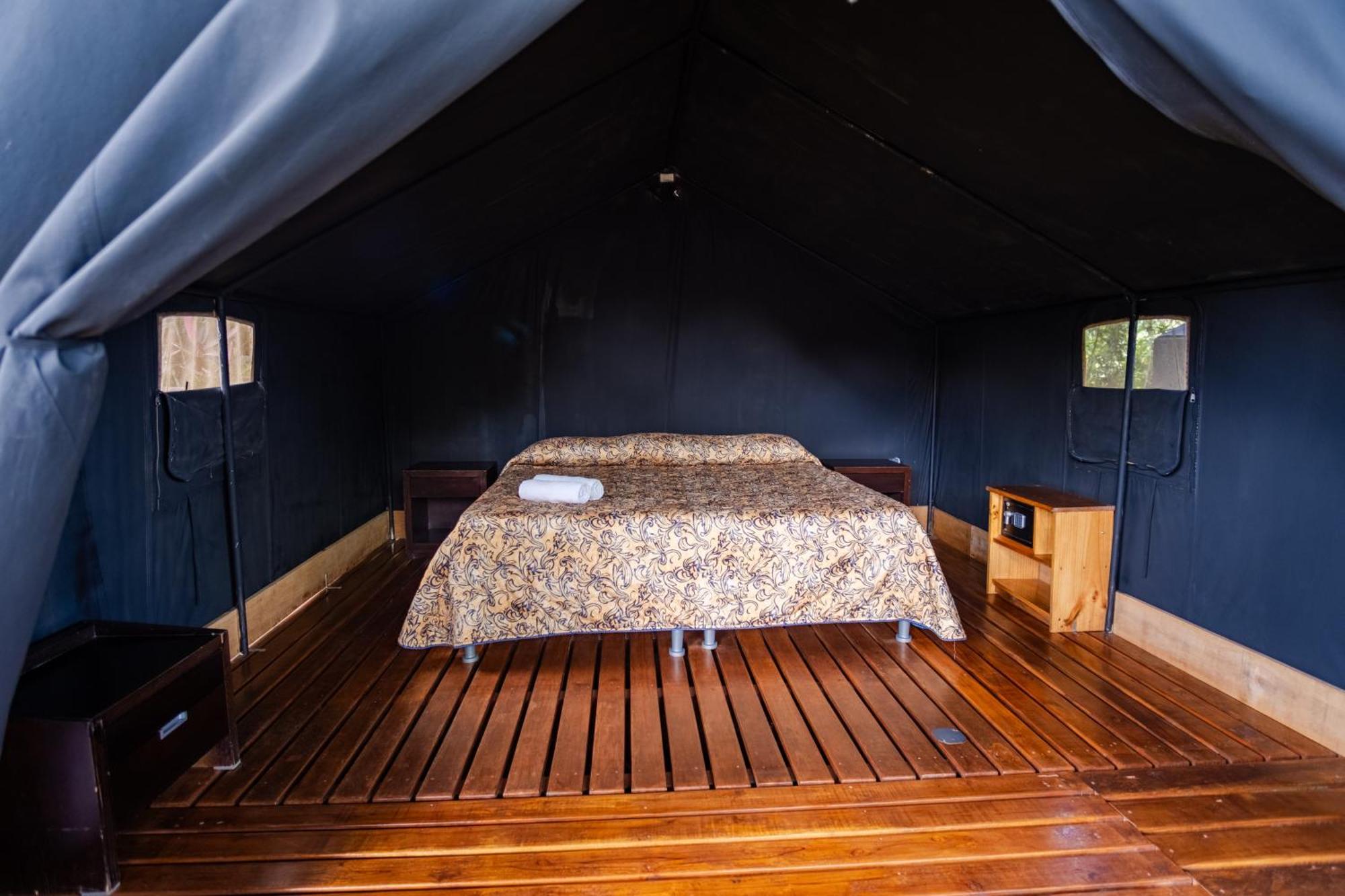 Arenal Backpackers Resort La Fortuna Luaran gambar Interior of a tent at the resort