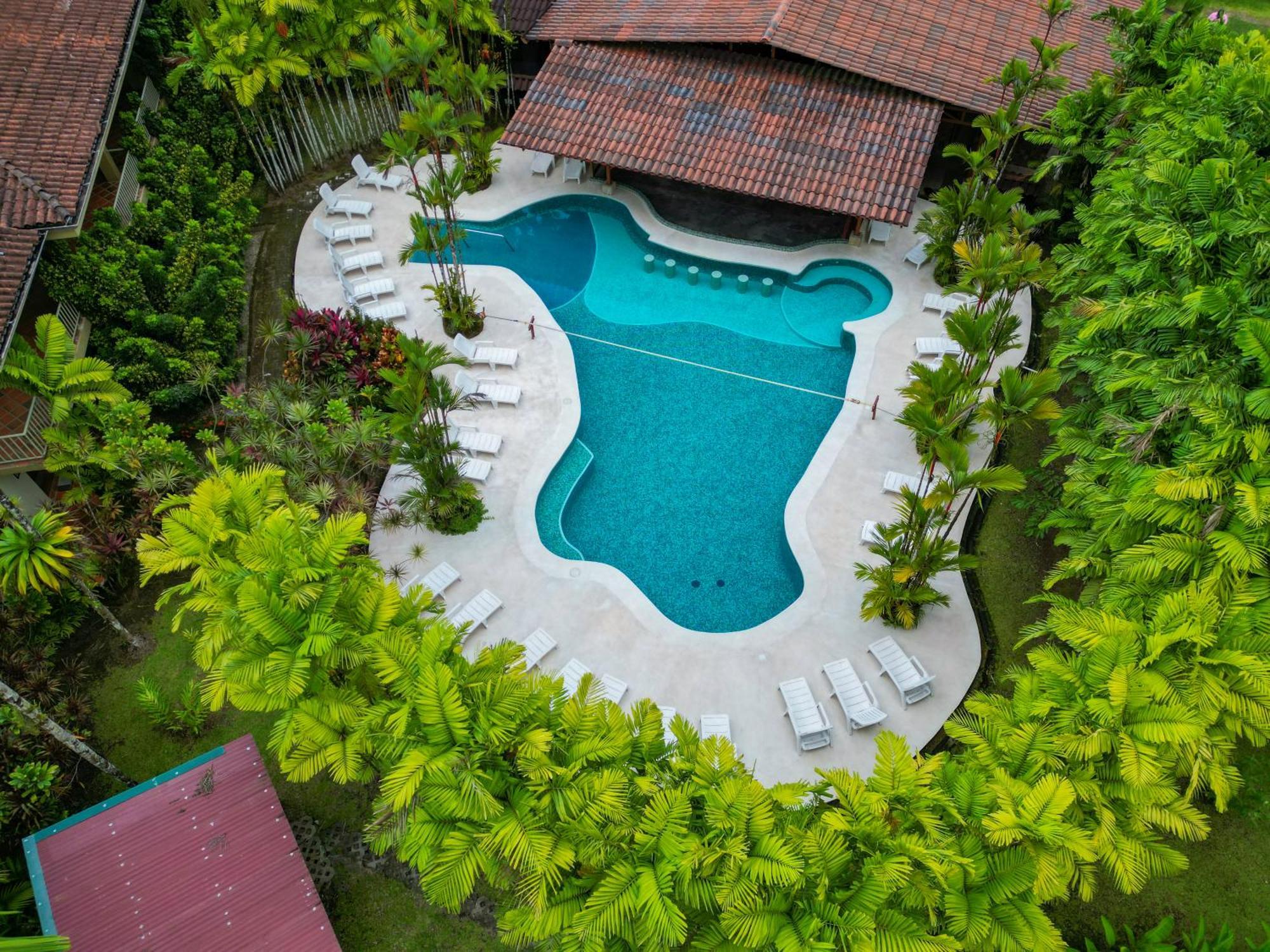 Arenal Backpackers Resort La Fortuna Luaran gambar Aerial view of the swimming pool at the hotel