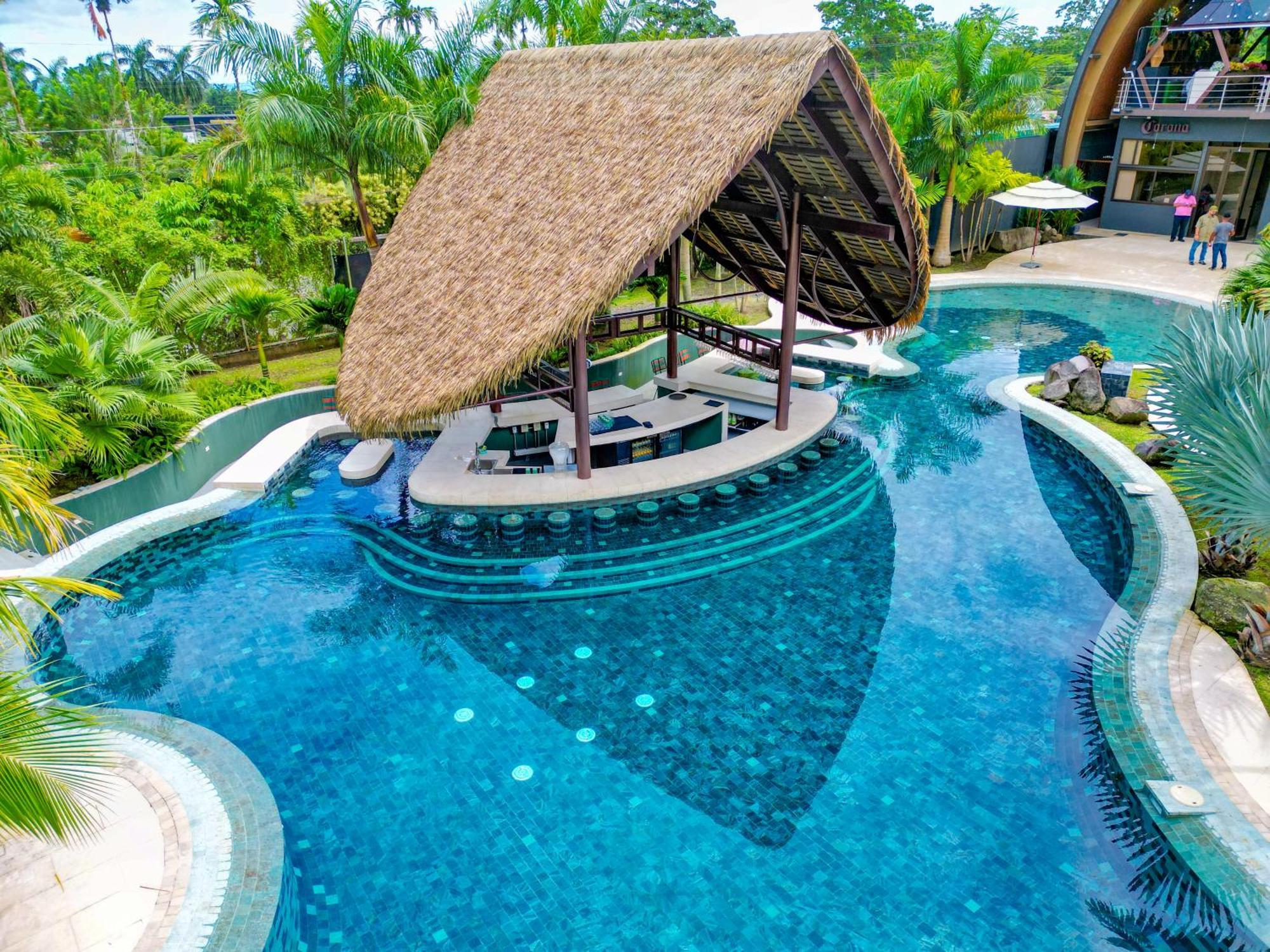 Arenal Backpackers Resort La Fortuna Luaran gambar The swimming pool at the resort
