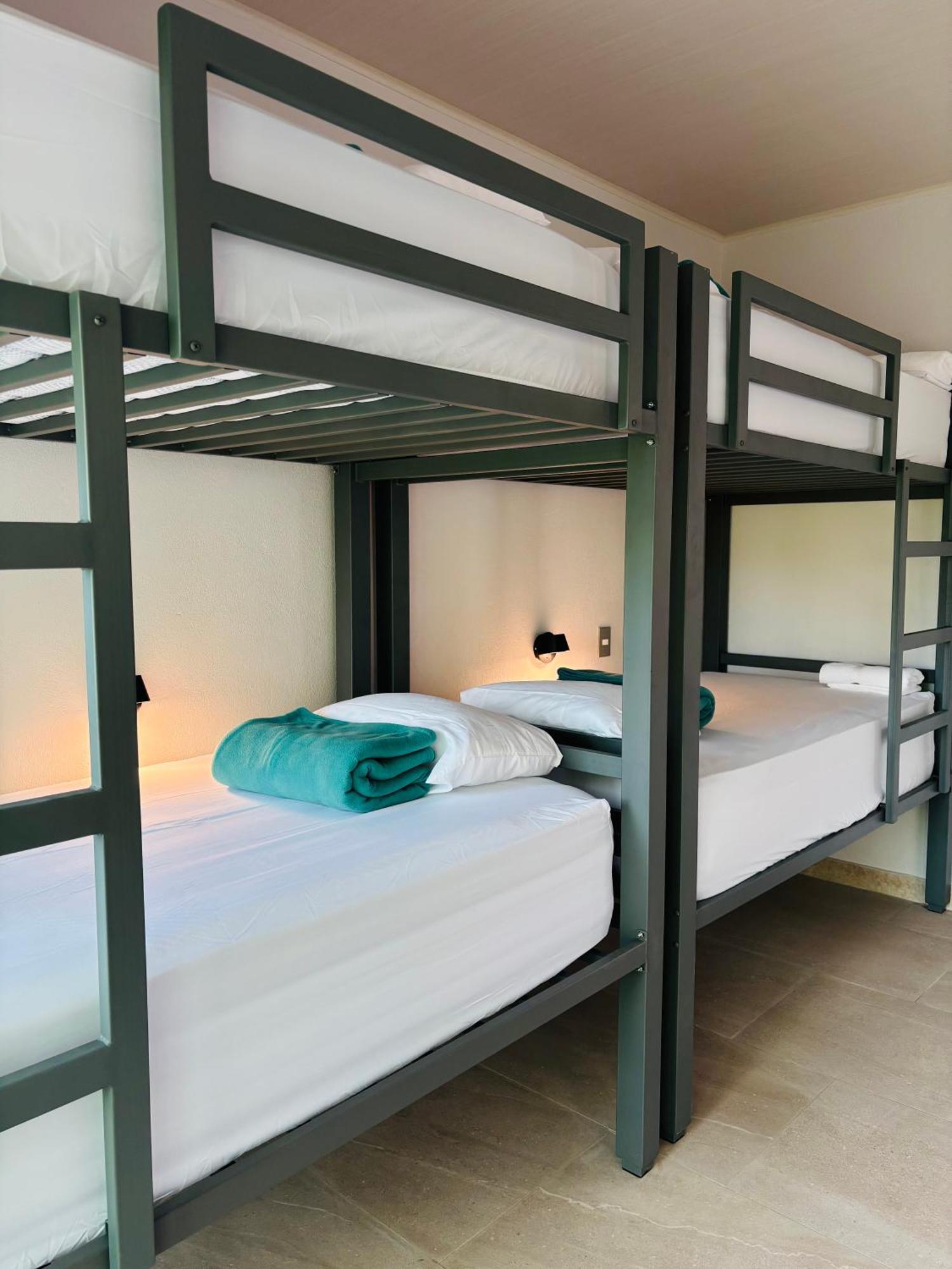 Arenal Backpackers Resort La Fortuna Luaran gambar Bunk beds in a hostel