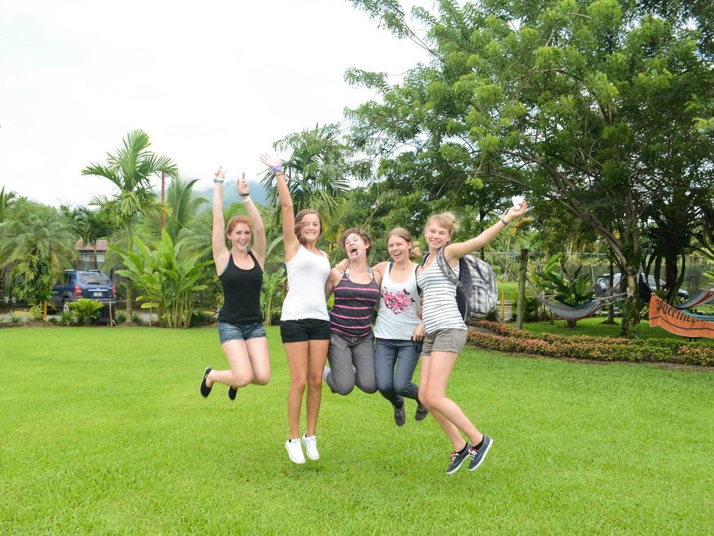 Arenal Backpackers Resort La Fortuna Luaran gambar Students jumping for joy