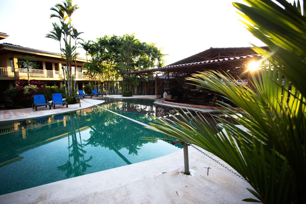 Arenal Backpackers Resort La Fortuna Luaran gambar The swimming pool at the hotel