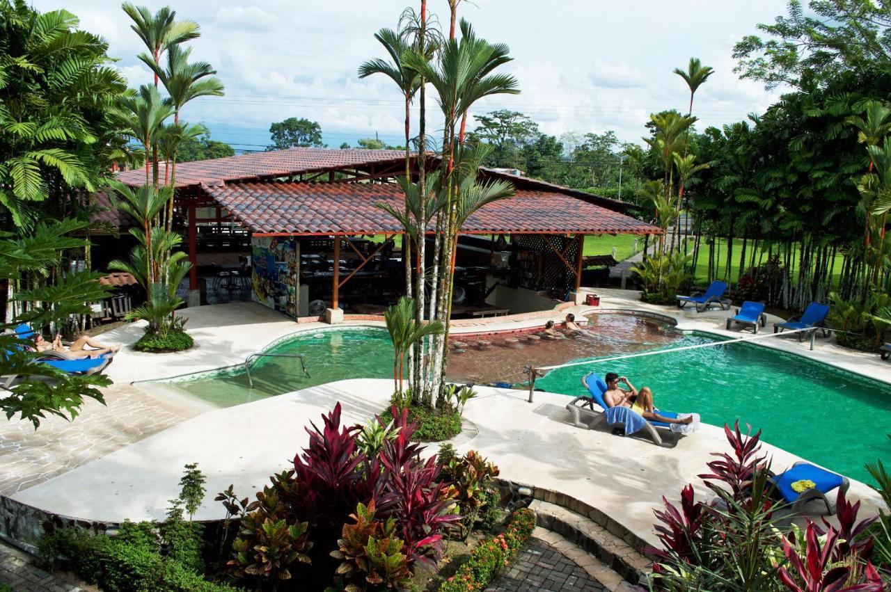 Arenal Backpackers Resort La Fortuna Luaran gambar The swimming pool at the resort