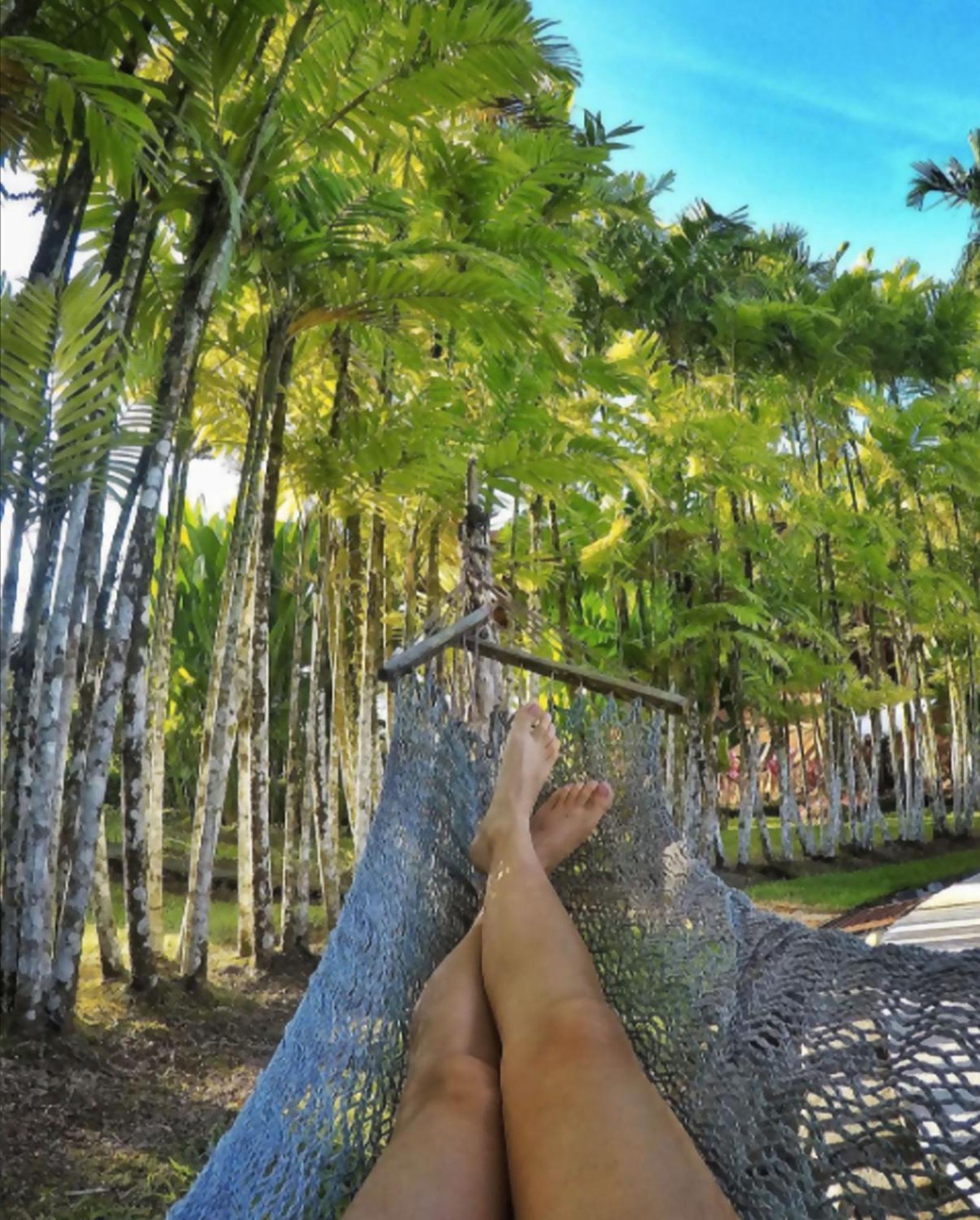 Arenal Backpackers Resort La Fortuna Luaran gambar A woman's feet in a hammock