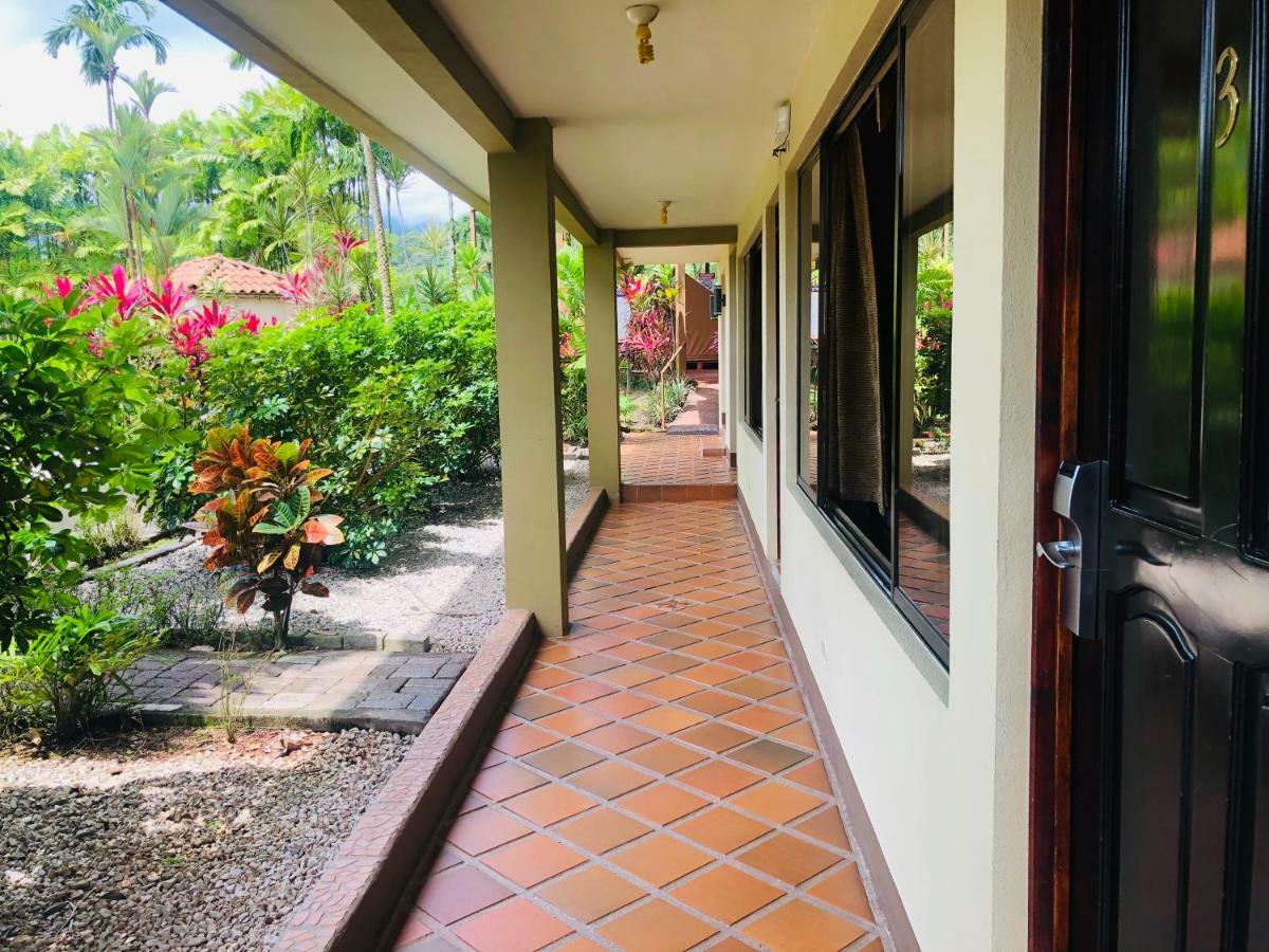 Arenal Backpackers Resort La Fortuna Luaran gambar A corridor at the hotel